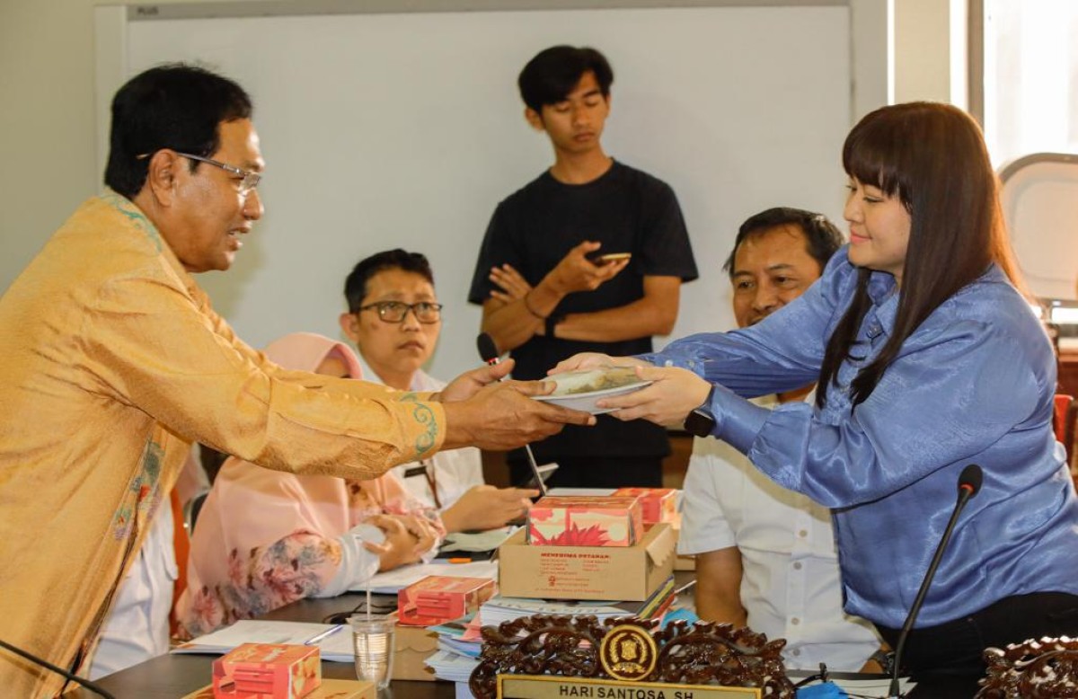 Tersinggung Dikado Celana Dalam, Komisi D Suguhi Nasi Lauk Otak ke Kosgoro Jatim