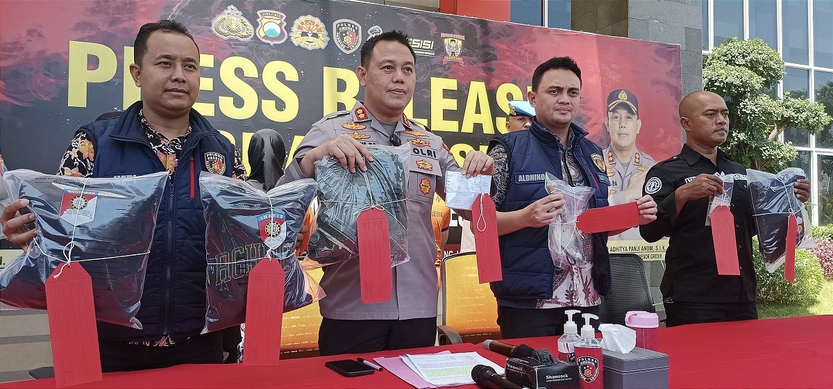 Kapolres Gresik AKBP Adhitya Panji Anom saat membeber barang bukti kasus penelantaran bayi (Foto: Sahlul Fahmi/jatimnow.com)