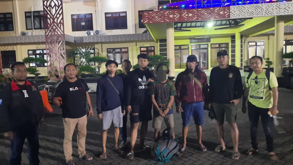 Tim Resmob Polres Situbondo yang berhasil menangkap SY. (Foto: Humas Polres Situbondo)