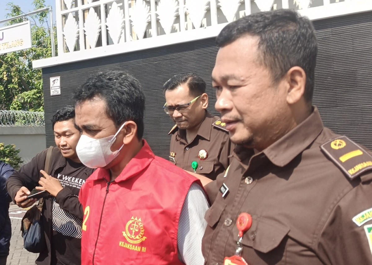 Kades Punggur Yudi Purnomo saat digelandang ke lapas kelas 2 A Bojonegoro. (Foto: Misbahul Munir/jatimnow.com)