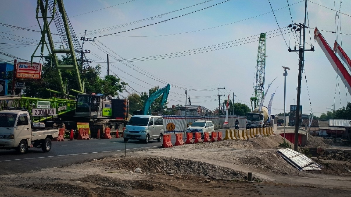 Kondisi terkini Jembatan Jetak Bojonegoro masih dalam proses pekerjaan perbaikan. (Foto: Misbahul Munir/jatimnow.com)