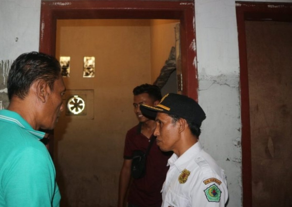 Petugas menutup salah satu kafe di Pamekasan. (Foto: Rahman for jatimnow.com)