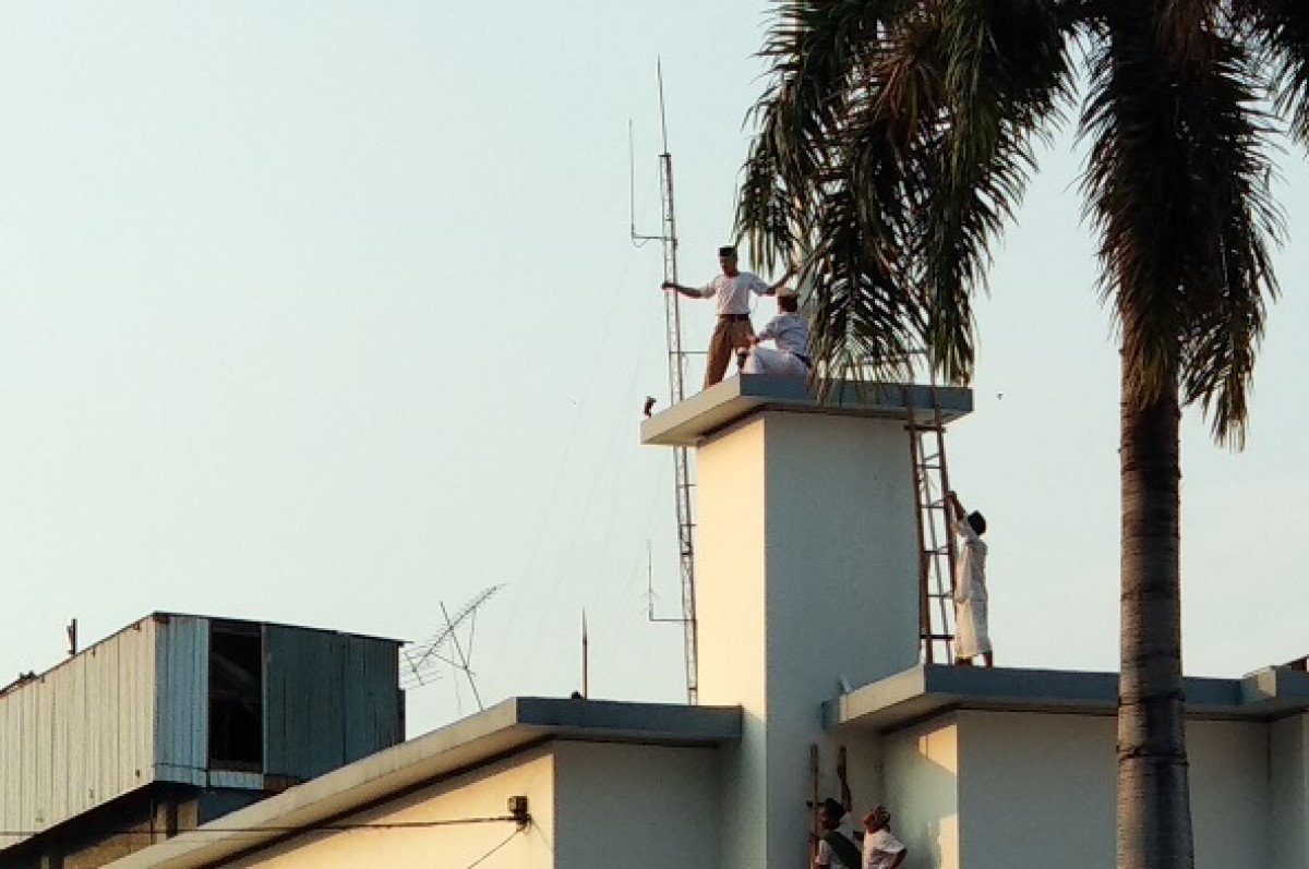 Adegan teaterikal perobekan bendera Belanda di atas Hotel Majapahit. (Foto: Haryo Agus/jatimnow.com)