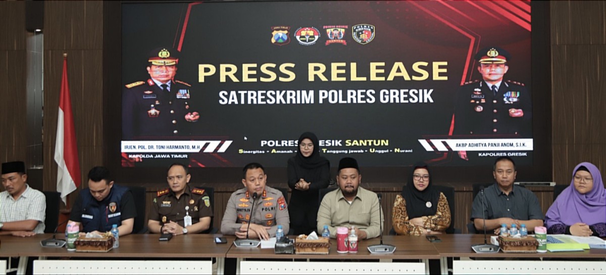 Polres Gresik merilis hasil pemeriksaan penganiayaan anak hingga alami penurunan penglihatan (Foto: Sahlul Fahmi/jatimnow.com)
