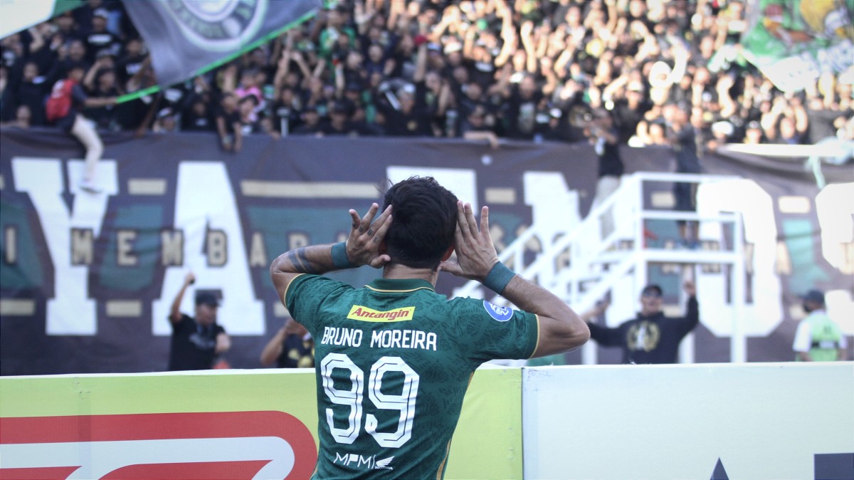 Bruno Moreira selebrasi usai mencetak gol pertama kemenangan 3-1 Persebaya dari Arema FC (Foto: Sahlul Fahmi/jatimnow.com)