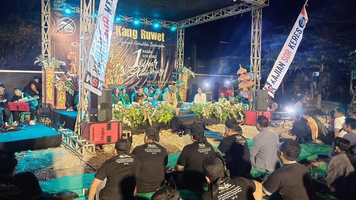 KSK Bojonegoro menggelar diskusi kebudayaan bersama budayawan kondang Sudjiwo Tejo. (Foto: Misbahul Munir/jatimnow.com)