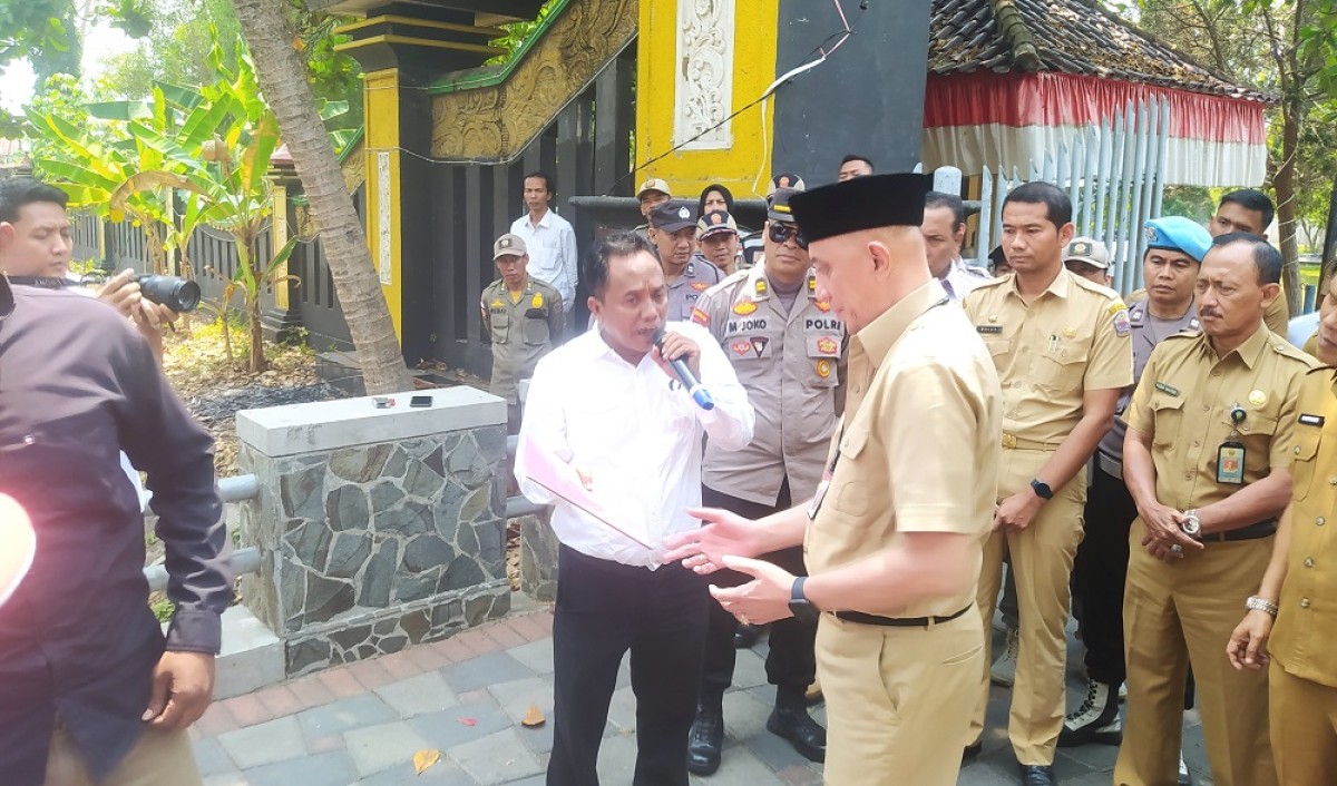 Aksi demonsatasi di depan Kantor Pemkab Bangkalan. (Foto: Fathor Rahman/jatimnow.com)