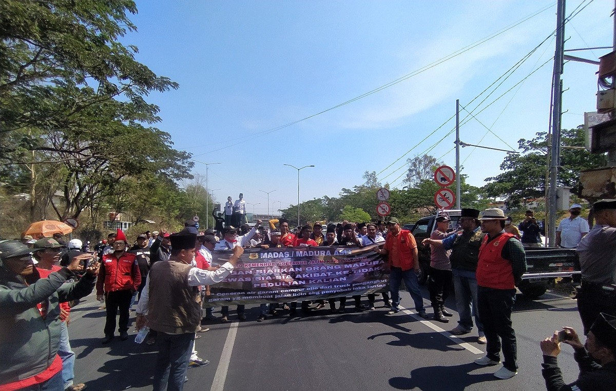 Warga melakukan aksi demonstrasi terkait keberadaan truk pengangkut garam yang dinilai banyak mengakibatkan kecelakaan. (Foto: Fathor Rahman/jatimnow.com)
