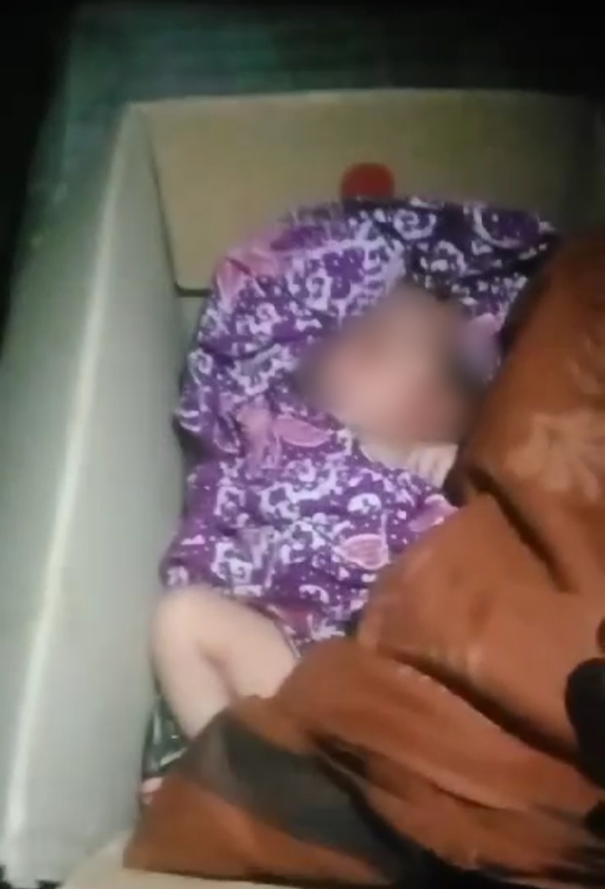 Bayi laki-laki yang ditinggalkan begitu saja di warung mie ayam. (Foto: Fathor Rahman/jatimnow.com)