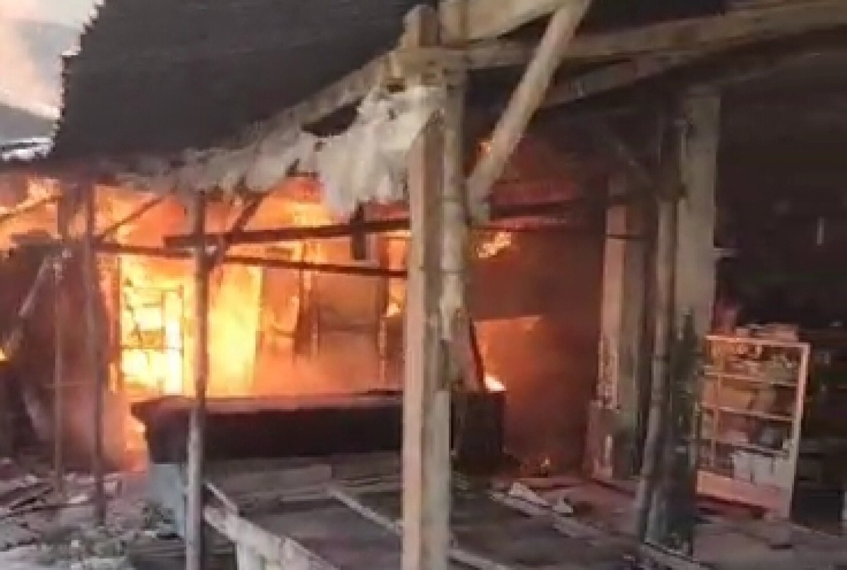 Petugas pemadam kebakaran di bantu warga saat memadamkan api (Foto: Misbahul Munir/jatimnow.com).