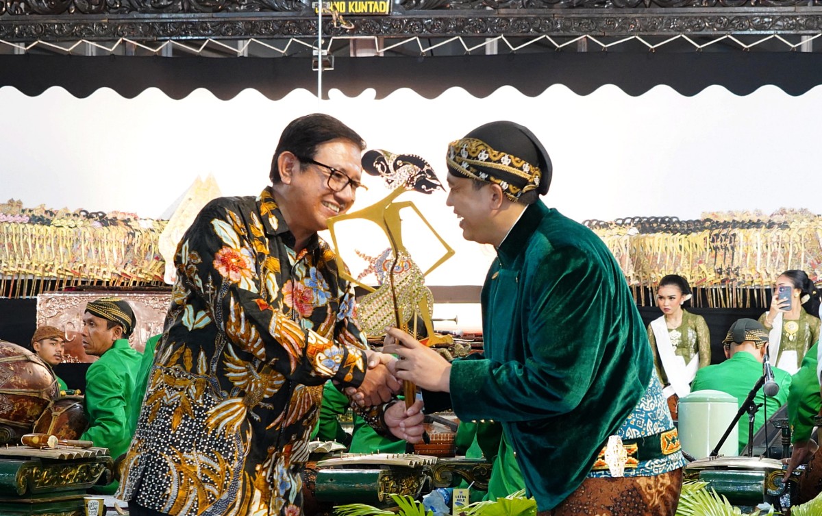 Direktur Utama Petrokimia Gresik, Dwi Satriyo Annurogo dan dalang Ki Cahyo Kuntadi di GOR Tri Dharma Gresik (Foto: Humas Petrokimia Gresik for jatimnow.com))