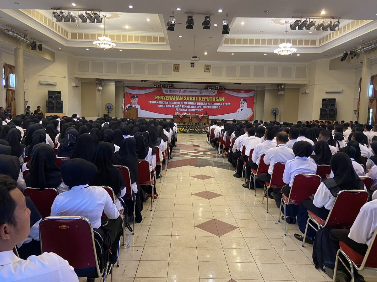 PPPK Tenaga Pendidik dan Tanaga Teknis 2022 Pemkab Ponorogo beberapa waktu lalu yang menerima SK (Ahmad Fauzani/jatimnow.com)