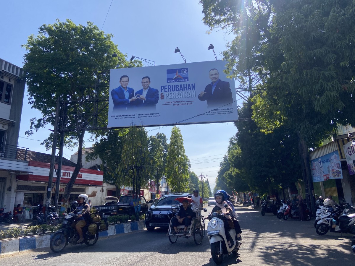Baliho bergambar Anies Baswedan yang akan diturunkan DPC Partai Demokrat Ponorogo (Ahmad Fauzani/jatimnow.com)