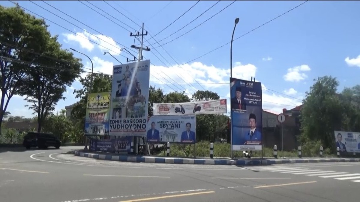 DPC Partai Demokrat Pacitan Takedown Baliho Anies Baswedan (Ahmad Fauzani/jatimnow.com)