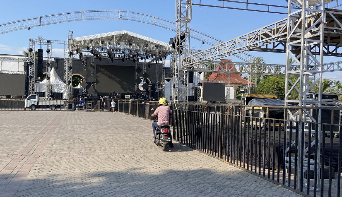 Persiapan Festival Literasi Digital di alun-alun Ponorogo (Ahmad Fauzani/jatimnow.com)