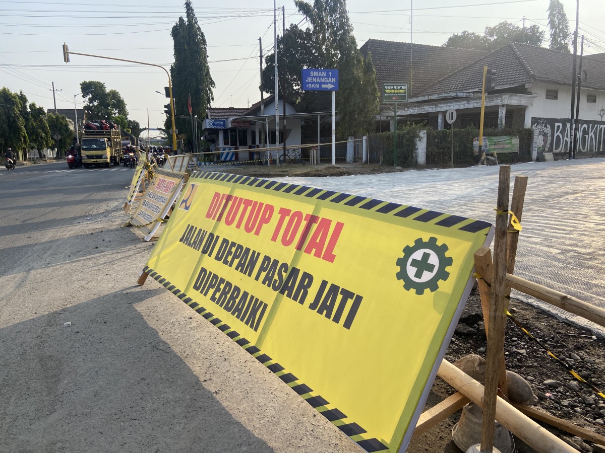 Pemerintah Kabupaten Ponorogo mulai memperbaiki Jalan Mlilir-Janti yang rusak parah (Ahmad Fauzani/jatimnow.com)