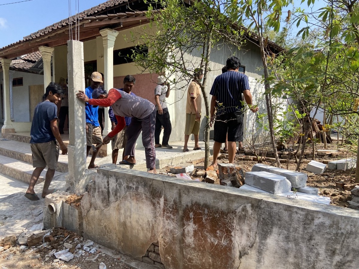Perobohan tembok sisi timur rumah Margono. (Foto: Ahmad Fauzani/jatimnow.com)
