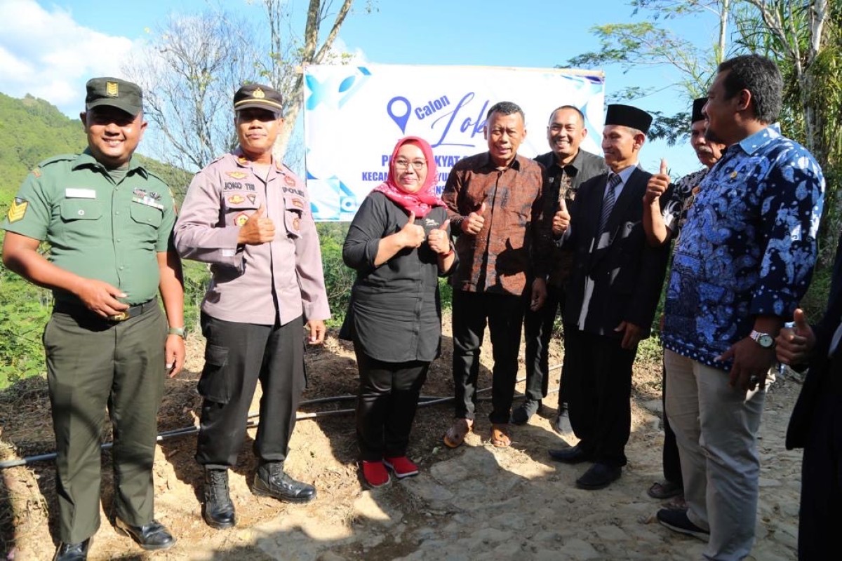 Bupati Ponorogo, Kang Giri berfoto di calon lokasi Desa Sambiganen beberapa waktu lalu (Foto: Prokopim Pemkab Ponorogo for jatimnow.com)