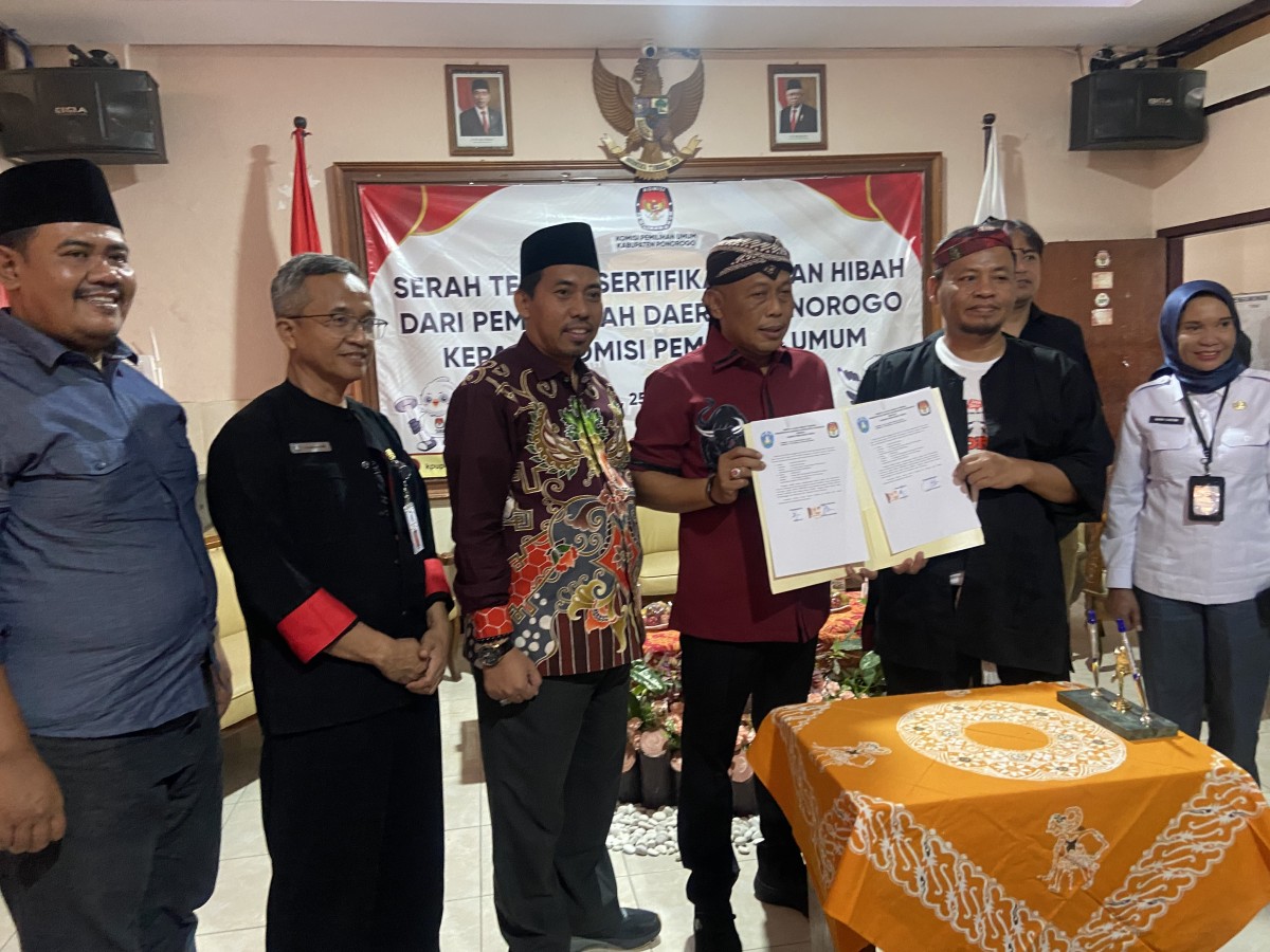 Proses penyerahan hibah ini ditandai dengan menyerahkan dokumen sertifikat dan perjanjian hibah di kantor KPU Ponorogo. (Foto: Ahmad Fauzani/jatimnow.com)