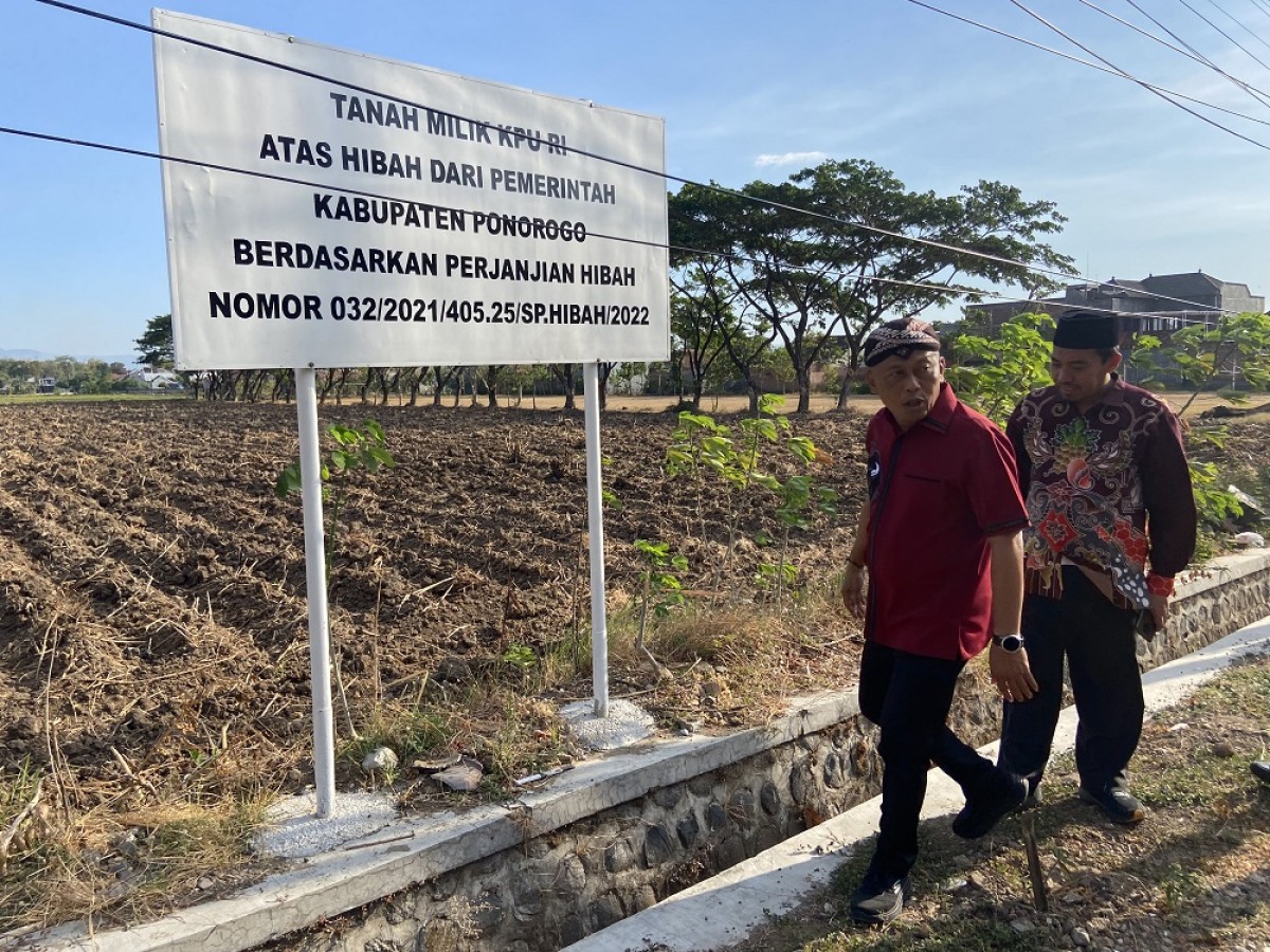 Bupati Ponorogo Sugiri Sancoko saat melihat lahan baru KPU Ponorogo yang didapatkan dari hibah Pemkab ponorogo. (Foto: Ahmad Fauzani/jatimnow.com)