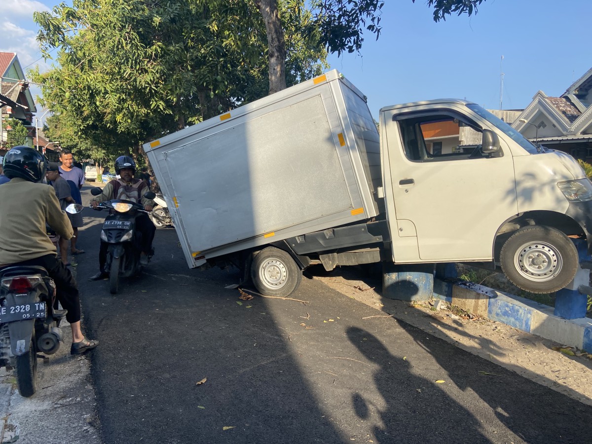 Kondisi mobil box setelah ditabrak motor berkecepatan tinggi dari belakang. (Foto: Ahmad Fauzani/jatimnow.com)
