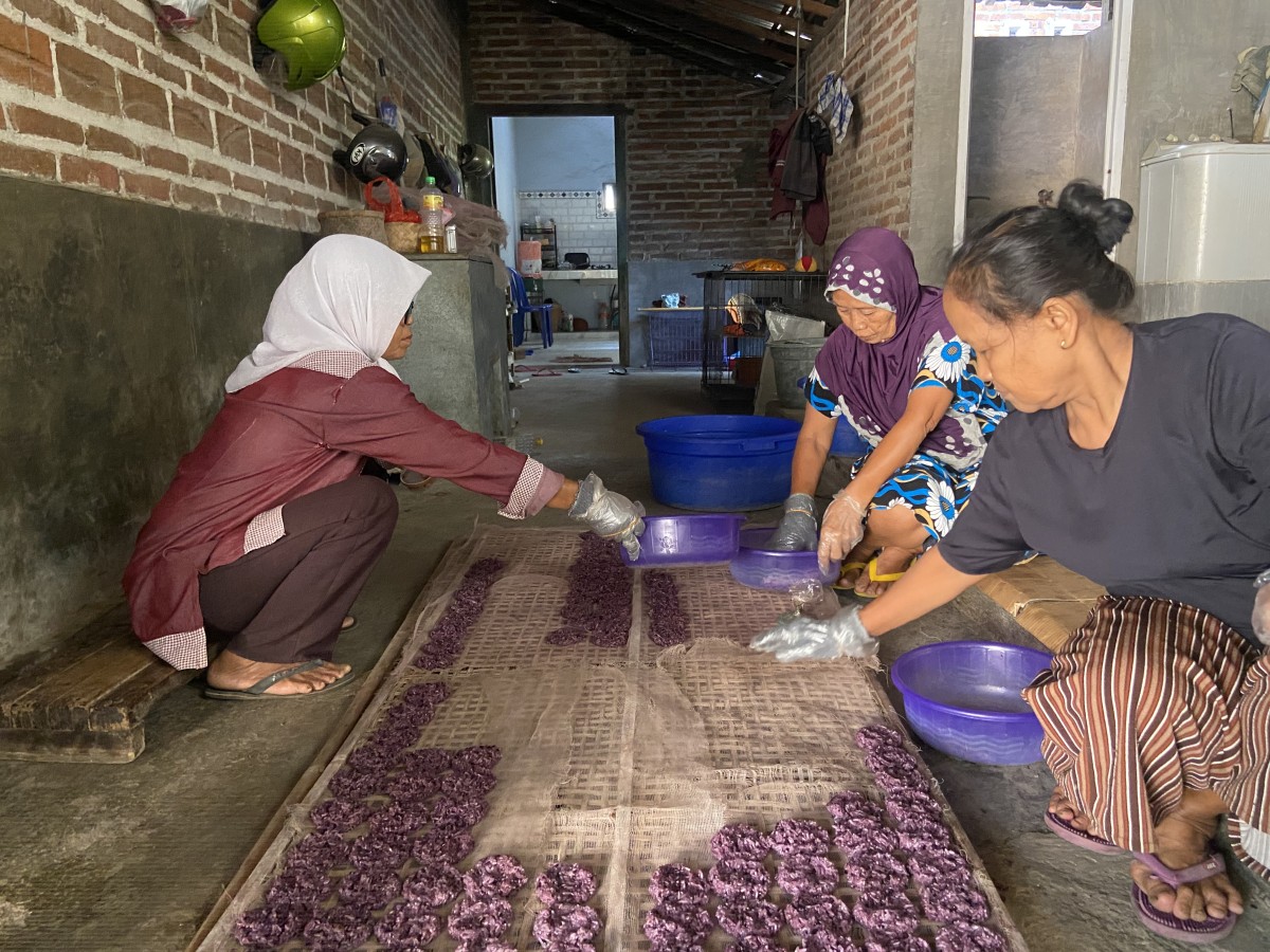 Gurihnya Rengginang dari Purworejo Ponorogo, Memasaknya Masih Gunakan Kayu Bakar