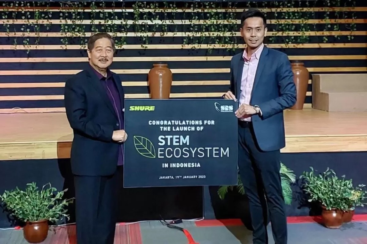 Mr. Eric Ong (Sales Director - Southeast Asia, Shure) bersama dengan Bapak Singgih Wiryasaputra (Jajaran Management PT. Swara Bangun Solusi). (Foto: Devano for jatimnow.com)