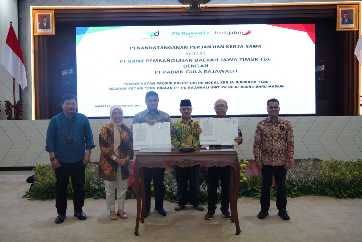 Penandatanganan kerjasama bankjatim dengan PT Perusahaan Gula Rajawali l di kantor bankjatim. (Foto: bankjatim for jatimnow.com)
