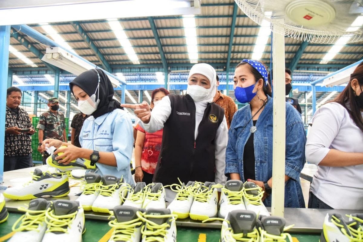 Gubernur Khofifah saat meninjau keunggulan sepatu produksi Jatim (dok.jatimnow.com)
