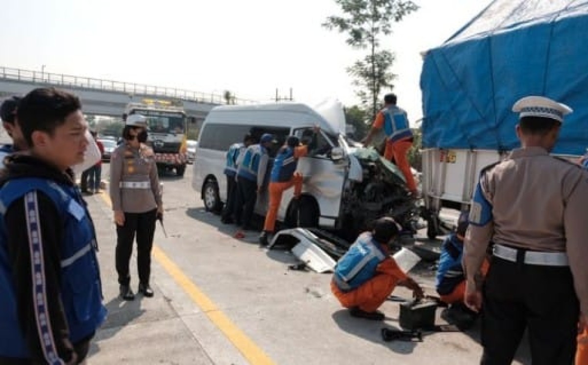 Hiace tabrak truk gandeng di Tol Malang. (Foto: Satlantas Polres Malang/jatimnow.com)