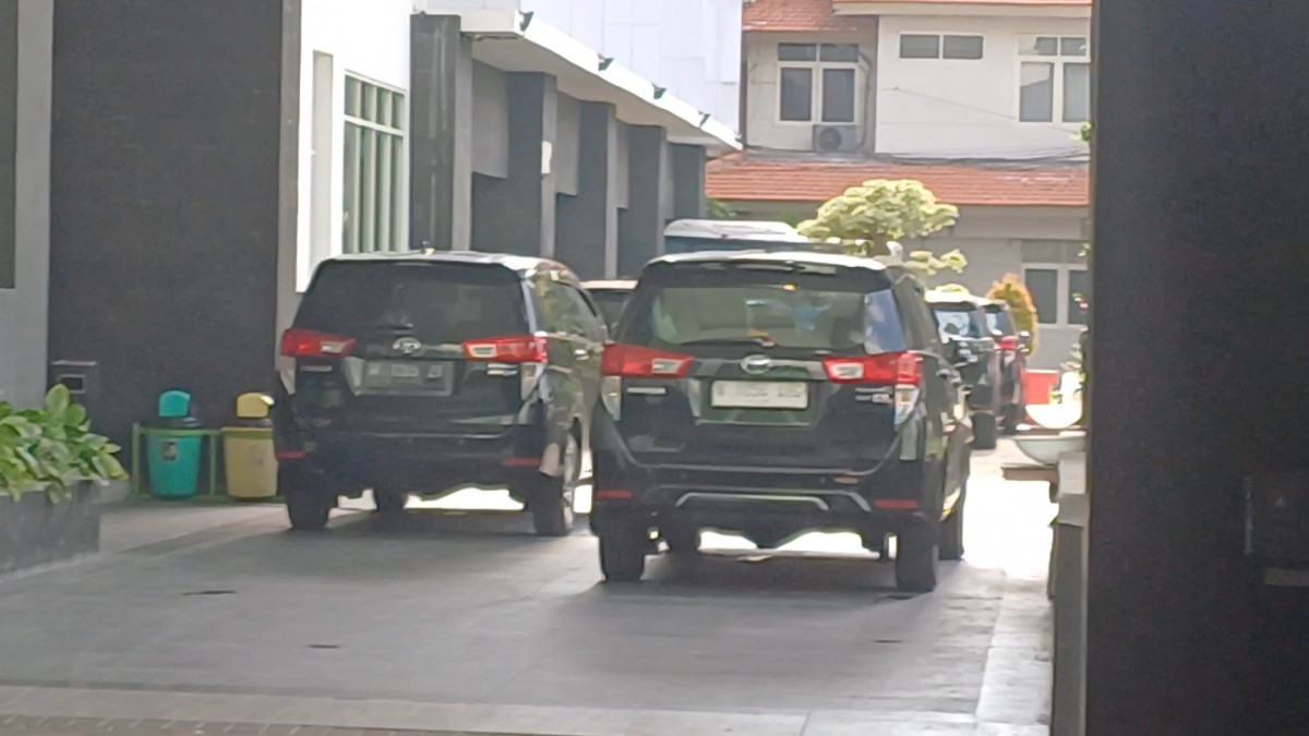 Mobil penyidik KPK terlihat terparkir di gedung Pemkab Lamongan. (Foto: Adyad Ammy I/jatimnow.com)