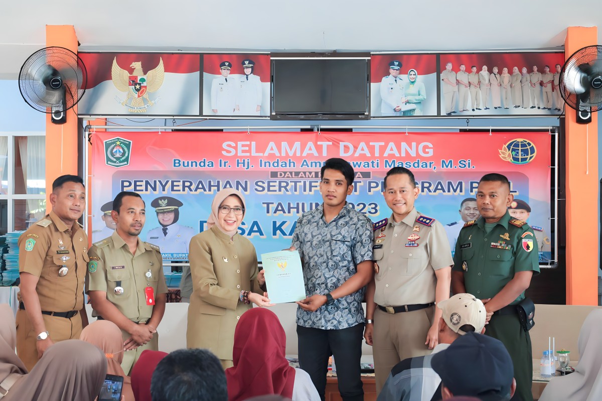 Wakil Bupati Lumajang saat menyerahkan Sertifikat Program PTSL, di Balai Desa Karangsari Kecamatan Sukodono Kabupaten Lumajang. (Foto: Kominfo Pemkab Lumajang for jatimnow.com)