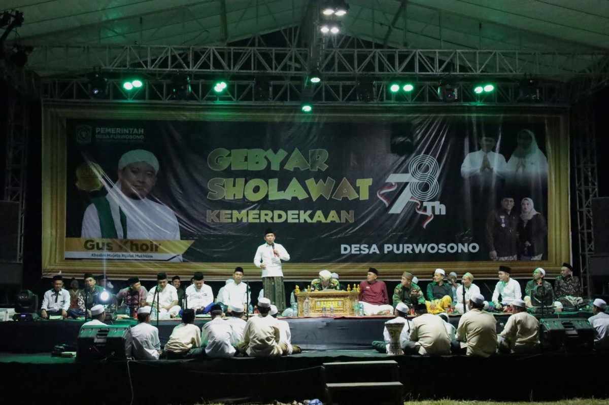 Cak Thoriq menyapa para pemuda dalam Gebyar Sholawat Kemerdekaan bersama Gus Khoir Khodim Majelis Rijalul Mukhlisin. (Foto: Kominfo Kabupaten Lumajang for jatimnow.com)