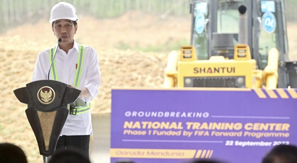 Presiden Joko Widodo melakukan peletakan batu pertama Pusat Pelatihan Nasional. (Foto: Kemenkominfo RI)