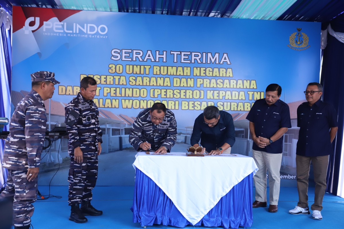 Pelindo Regional 3 menyerahkan rumah negara kepada TNI AL. (Foto: Humas Pelindo Regional 3/jatimnow.com)