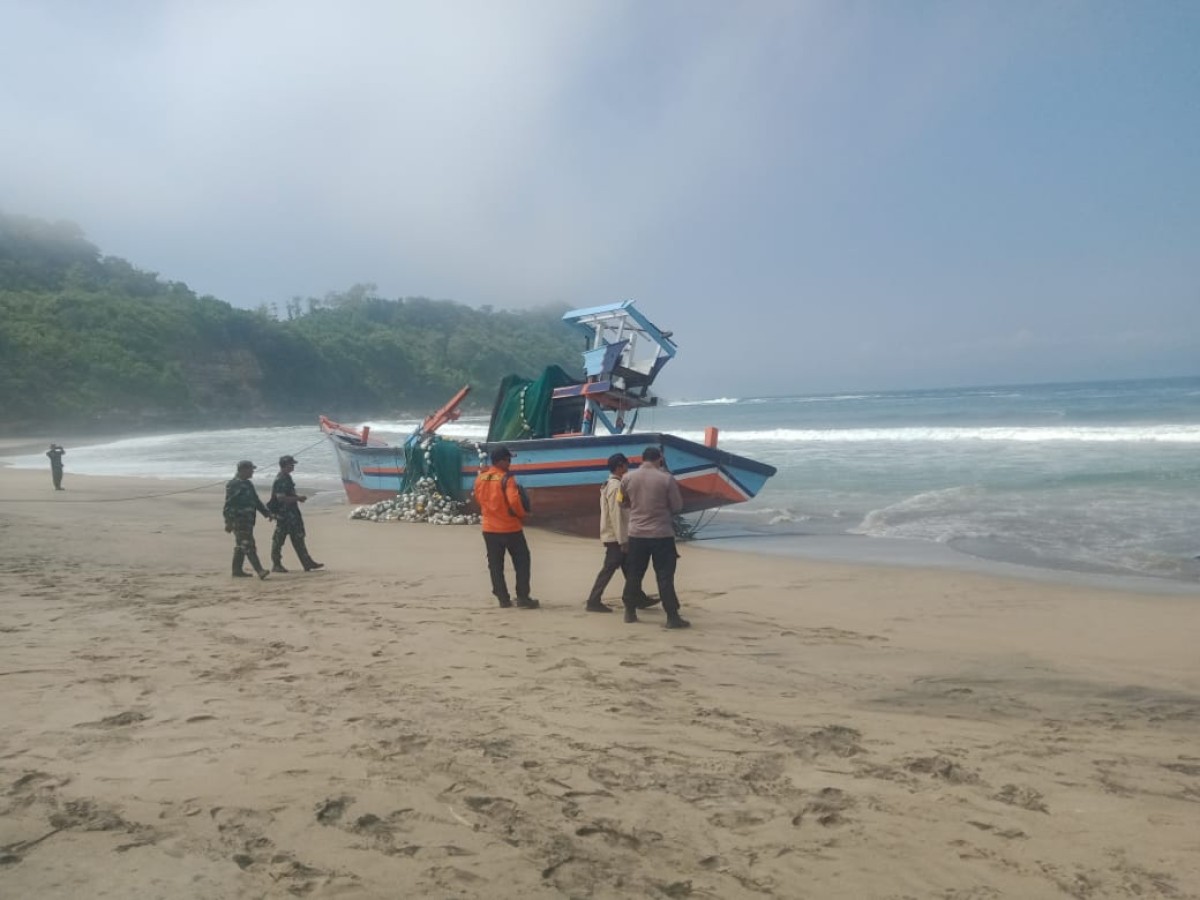 Proses pencarian korban nelayan tenggelam di Pantai Gayasan Blitar. (Foto: Bramanta Pamungkas/jatimnow.com)