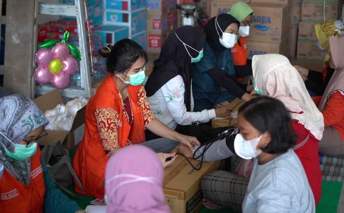 Warga terdampak kebakaran TPA Randegan sedang menjalani pemeriksaan kesehatan. (Foto: Kominfo Kota Mojokerto)