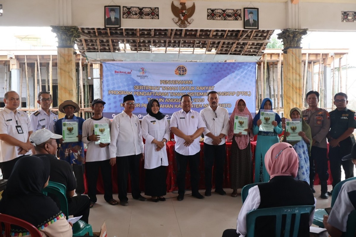 300 warga Desa Dawarblandong menerima sertifikat PTSL. (Foto: Kominfo Pemkab Mojokerto)
