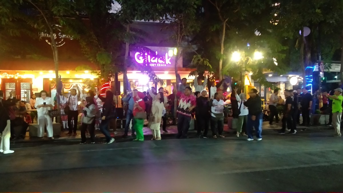 Warga serukan yel-yel Ganjar Presiden di depan Hotel Majapahit Surabaya. (Foto: Haryo Agus/jatimnow.com)