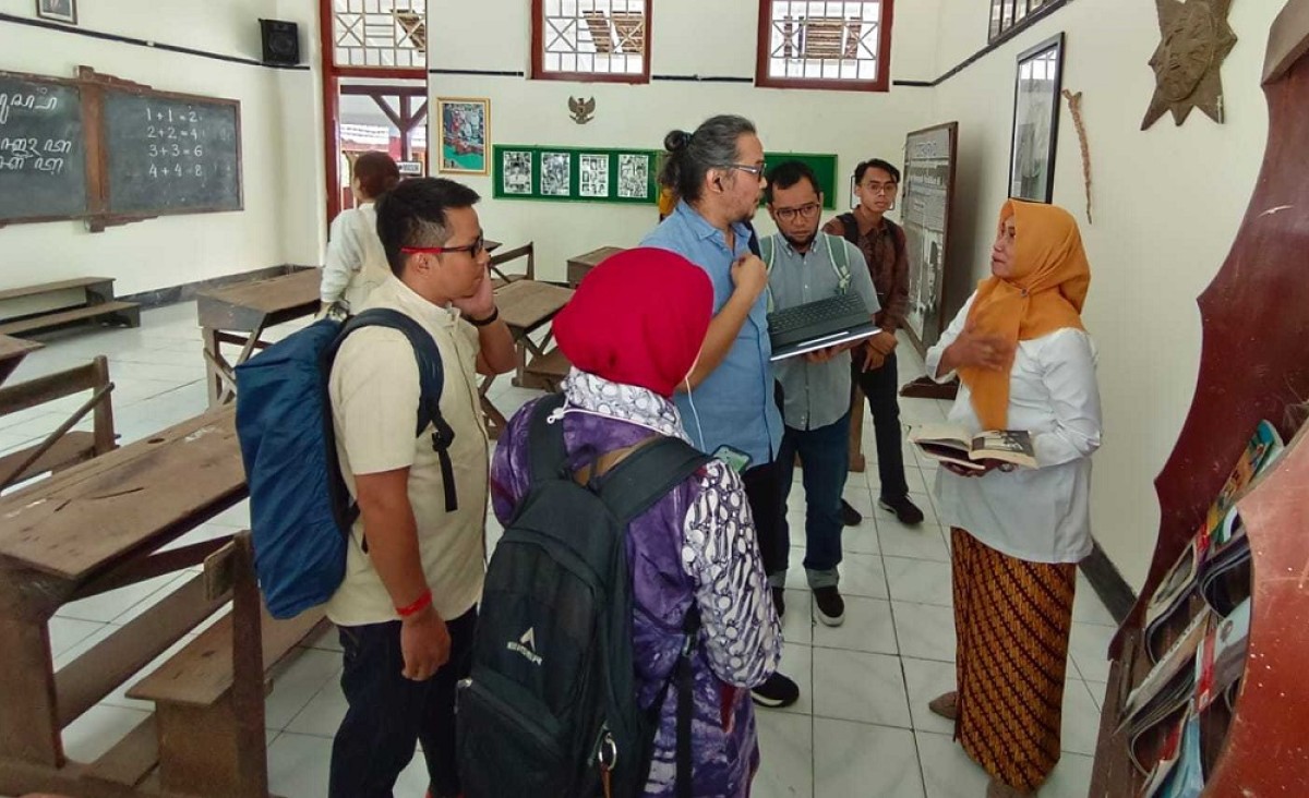 Kemendibudristek bersama tim Historia Indonesia melakukan riset di SDN Purwotengah. (Foto: Kominfo Kota Mojokerto)