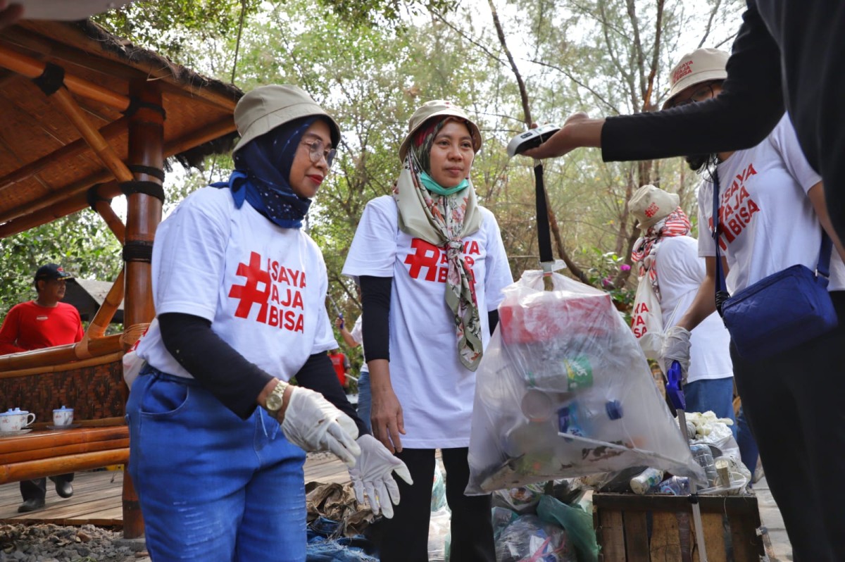 Karyawan Sampoerna saat bersih-bersih sampah dan menanam bakau. (Foto-foto: Humas PT Sampoerna)