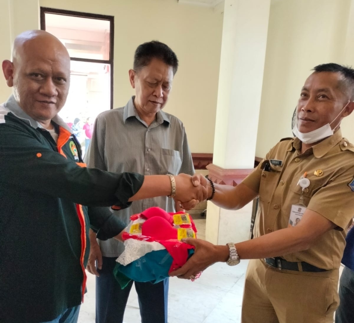 DPRD Surabaya Dihadiahi Celana Dalam hingga Obat Masuk Angin
