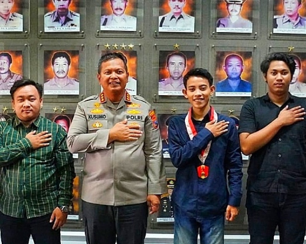 Para mahasiswa bersama Kapolresta Sidoarjo Kombes Pol Kusumo Wahyu Bintoro. (Foto: Humas Polresta Sidoarjo for jatimnow.com)
