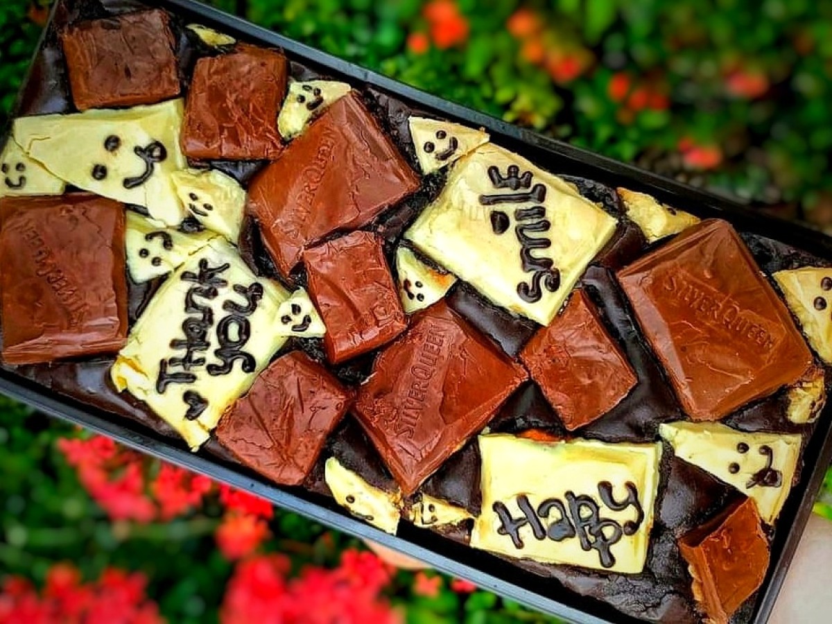 Aneka kreasi topping Fudgy Brownies. (Foto: Ahaddiini HM for jatimnow.com).