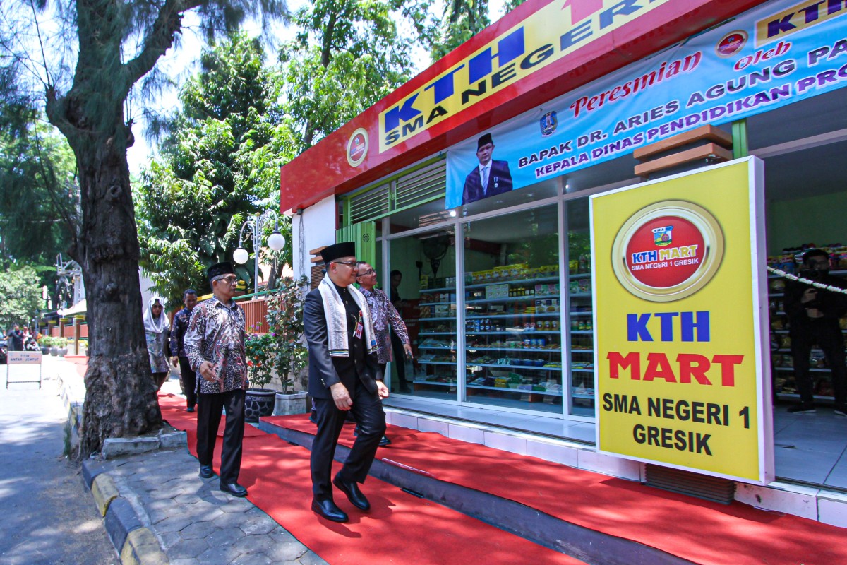 Kepala Dinas Pendidikan Pemprov Jatim Aries Agung Paewai saat meninjau KTH Mart Smansa Gresik (Foto: Sahlul Fahmi/jatimnow.com)