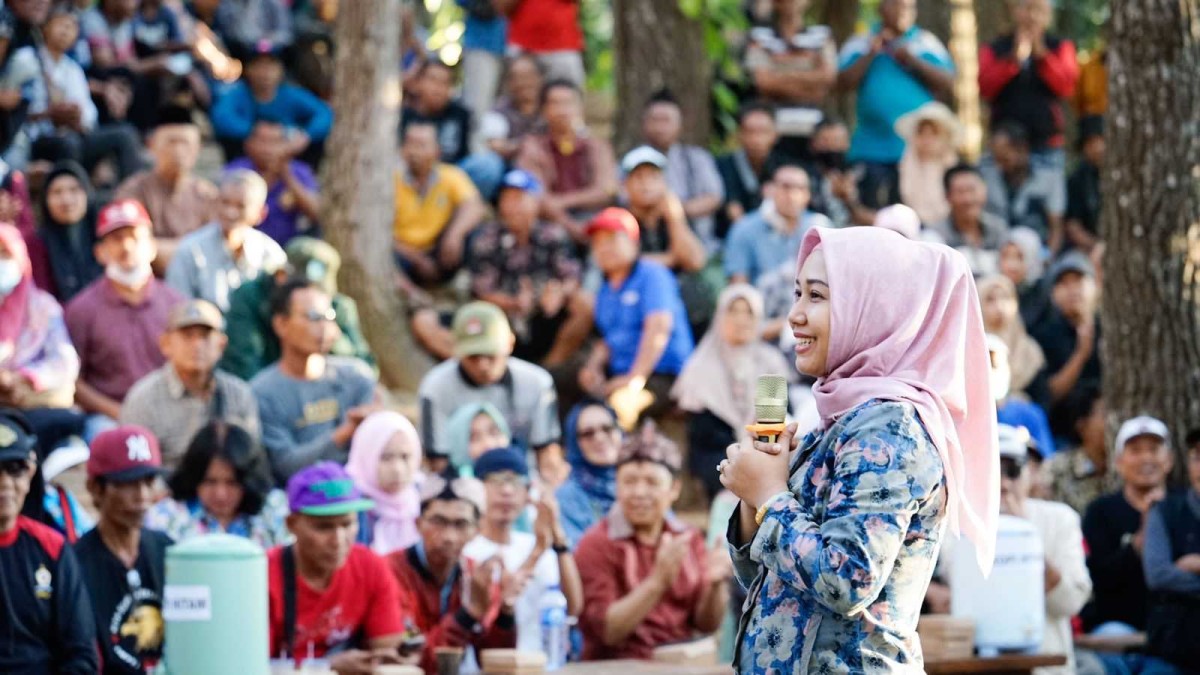 Ning Ita saat memberikan pengarahan kepada warga setelah melakukan studi tiru di Yogjakarta. (Foto: Kominfo Pemkot Mojokerto)