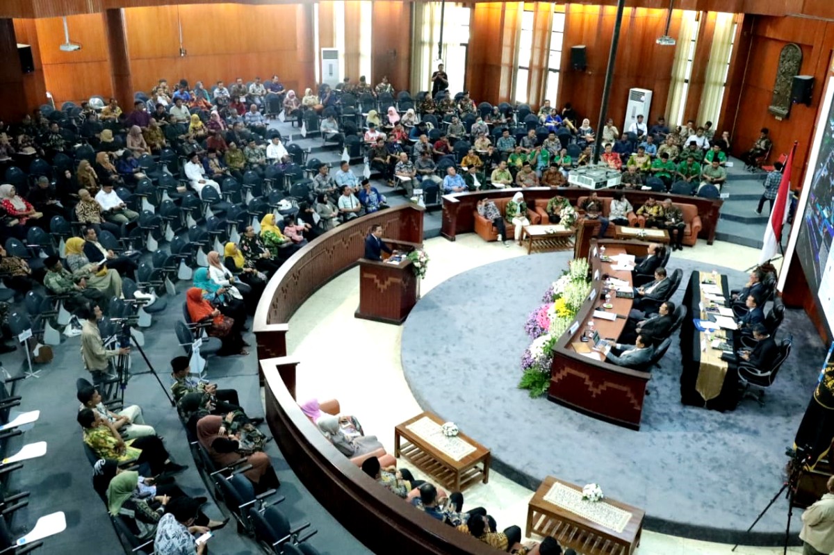 Ujian disertasi Bupati Lumajang Thoriqul Haq. (Foto: Kominfo Lumajang)