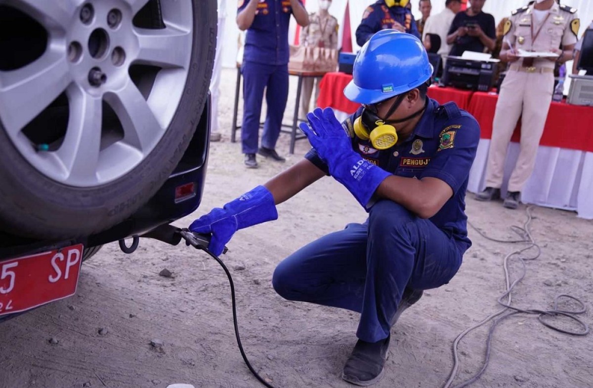 Uji emisi yang dilakukan Dishub Kota Mojokerto. (Foto: Kominfo Mojokerto)