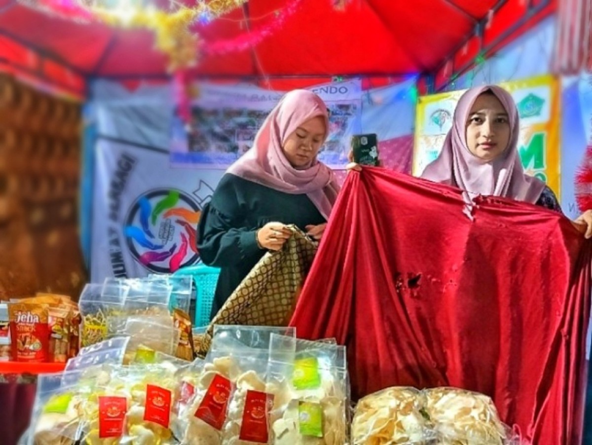 Ketua Koordinator UMKM Kecamatan Balongbendo Ike Retno Watik menunjukkan taplak dan tas yang digerogoti tikus. (Foto: Ahaddiini HM/jatimnow.com)