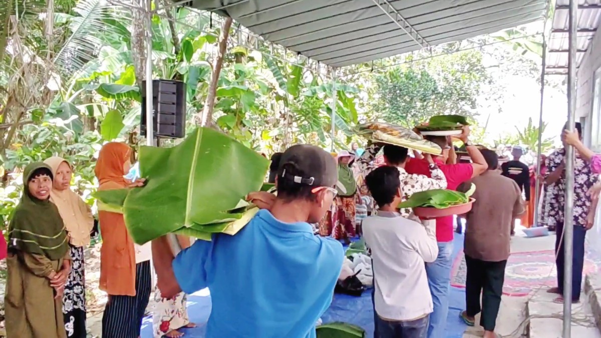 Suasana Sedekah Bumi di Desa Kacangan, Kecamatan Modo, Lamongan. (Foto : Adyad Ammy Iffansah/jatimnow.com)